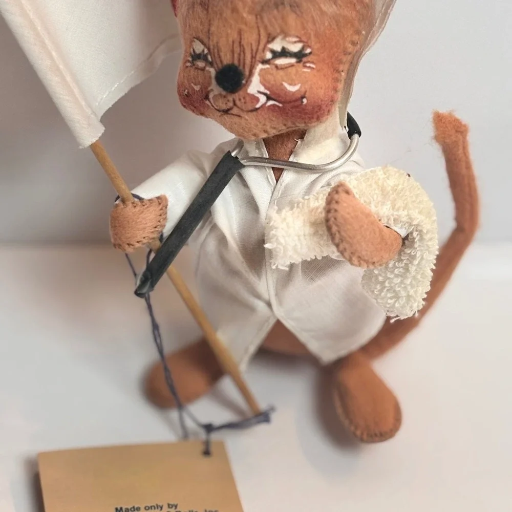 Vintage 1991 Annalee‎ Mobilitee Nurse Mouse Doll w Red Cross Flag 8